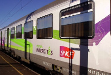 Train_Corail_Intercités_en_gare_de_Cosne-sur-Loire_par_JPC24M_le__le_15_août_2013
