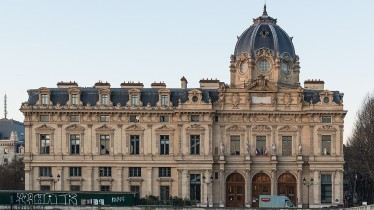 1008px-tribunaldecommerceparis1403202