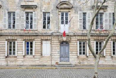 Vue_de_la_mairie_de_l_Ile_de_Re_Pierre_Jary_Unsplash